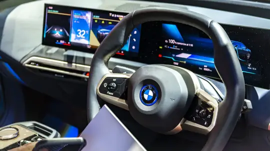 BMW отказалась от услуг Apple: никаких больше iPhone в баварских машинах