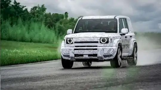 Defender для России уже на дорогах: чем удивит новый брутальный внедорожник