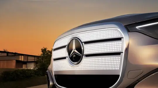 Mercedes показал лицо будущего: компания переплюнула своего конкурента в размере решетки радиатора