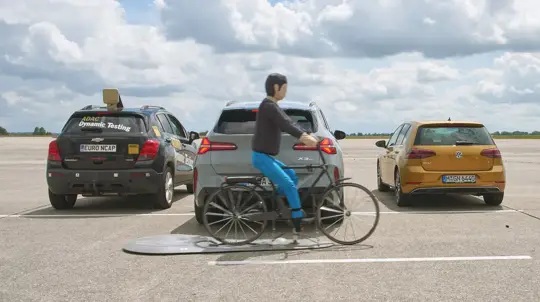 Безопасностью и не пахнет: названы машины, которые «не видят» пешеходов сзади