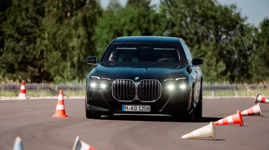 Железобетонная гарантия качества: BMW протестировала свой самый безопасный автомобиль