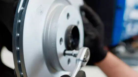 BMW объявила войну подделкам: новая голограмма уничтожает черный рынок запчастей