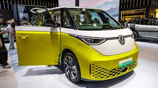 Новый электромобиль для семьи и бизнеса приехал в Россию: стиль ретро и технологии будущего