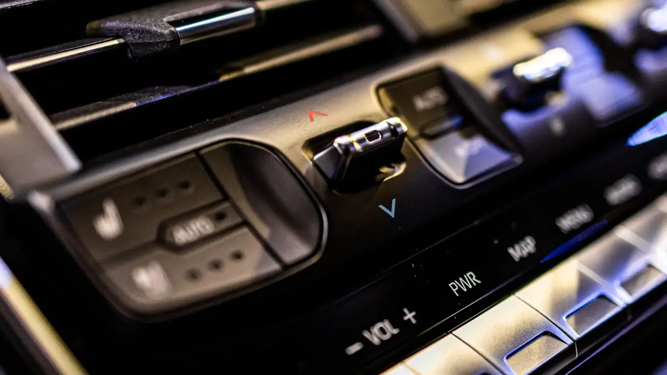 Водители забывают об этой кнопке, а зря: на подземной парковке и в тоннеле ее надо нажимать