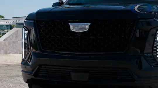 Кадиллак, который не боится конкуренции: и шампанское охлаждается, и пули отскакивают