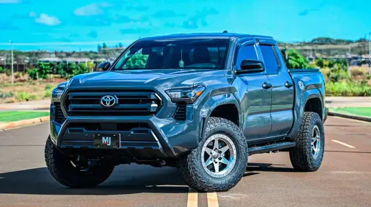 Серый, но не скучный: пикап Toyota Tacoma в простом цвете стал грозой внедорожников