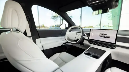 Китайцы обошли Tesla: электрокары Xpeng поют караоке, следят за дорогой и спасают питомцев