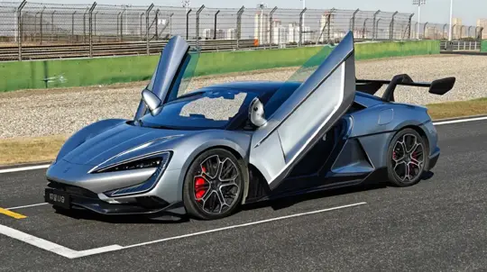 В РФ появился танцующий спорткар: он не вредит экологии, но опасен для кошелька