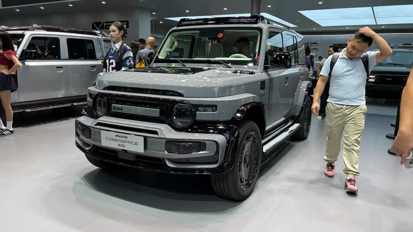 Киберпанк вернулся: новый китайский бренд для России представил аналог короткого Defender