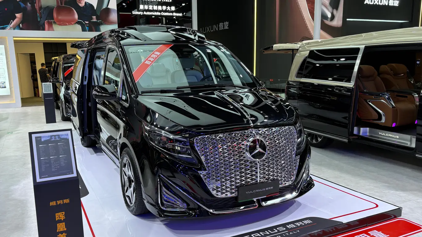 Роскошный Vulcanus: китайский тюнинг Mercedes превратил V-Class в частный самолет на колесах