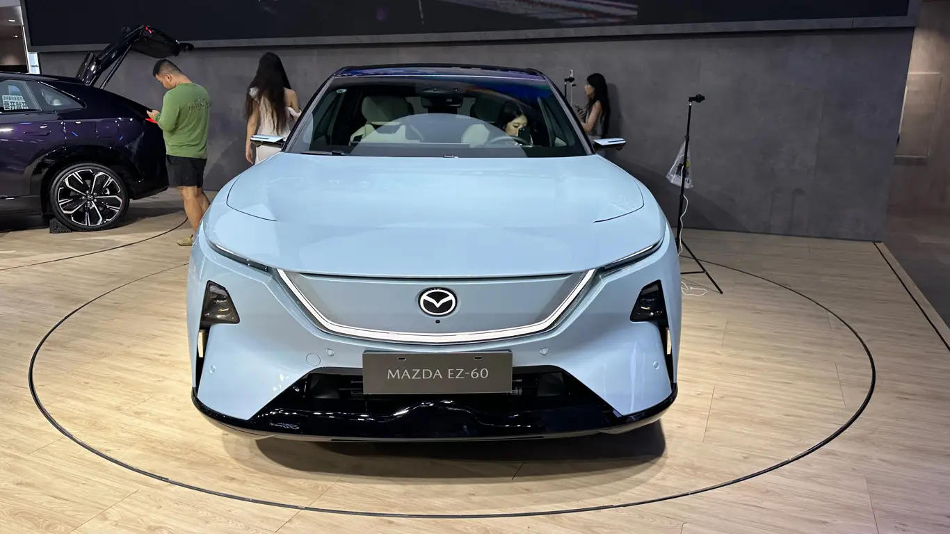 40 тысяч заявок за пару недель: новый хит от Mazda показали вживую