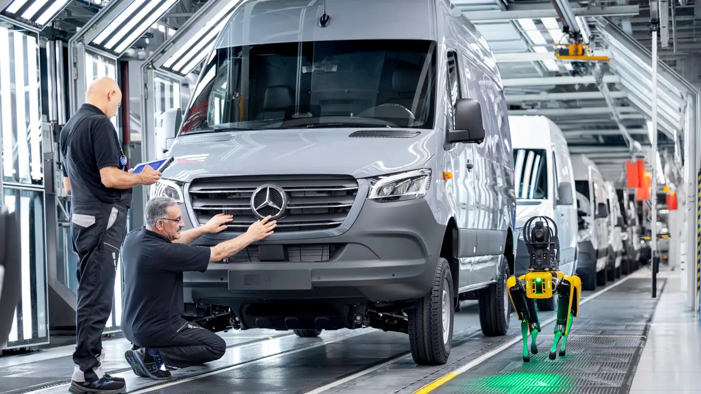 Четвероногий «сотрудник» помогает Mercedes экономить миллионы