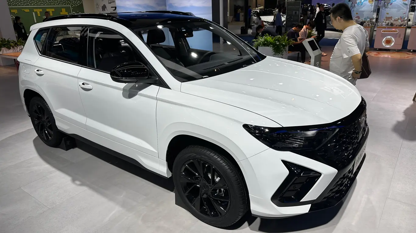 Jetta показала в Чэнду всё и сразу: от компактных кроссоверов до нового флагмана VS8