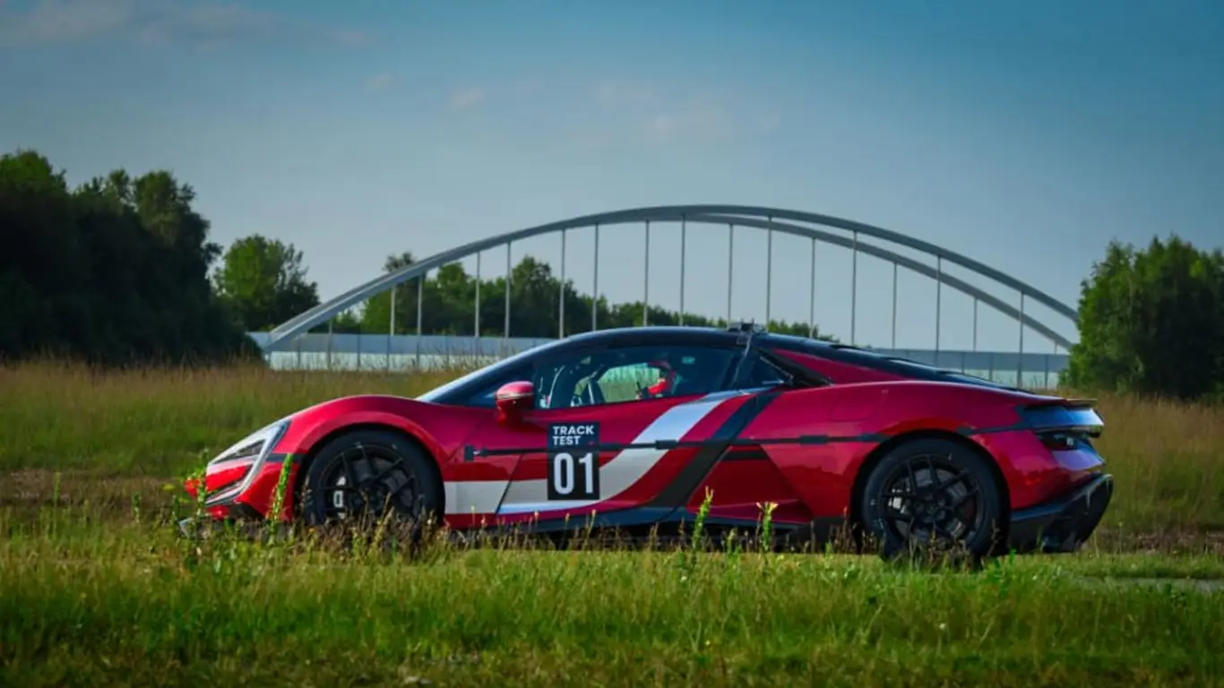 Они рушат старые рекорды: эти электросуперкары быстрее Bugatti