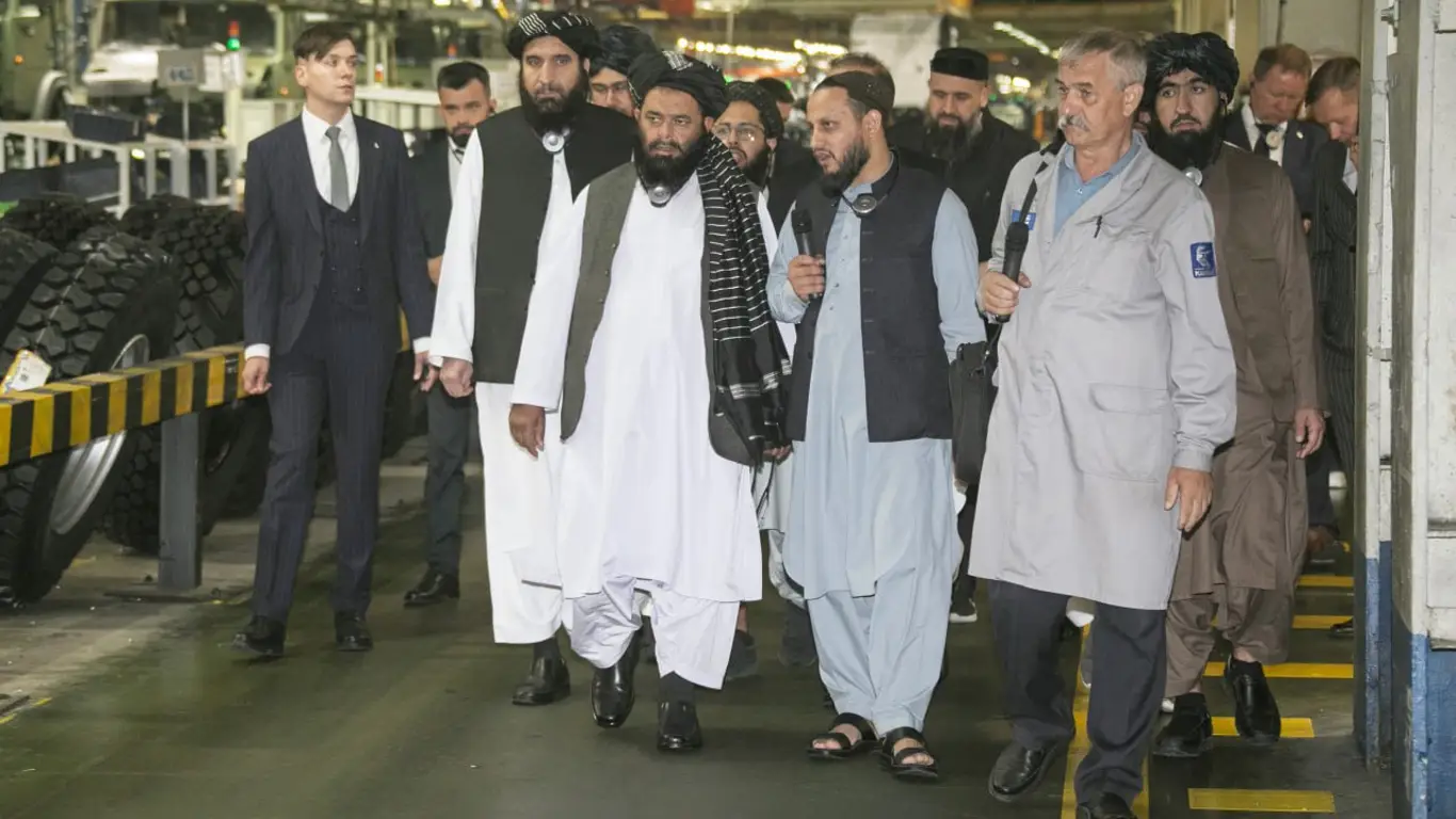 Завод КАМАЗ в панике: компания ищет любой способ продать свою технику