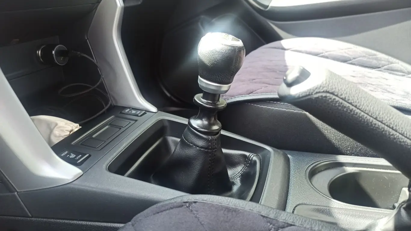 Простое движение рукой приводит к лишней трате топлива: опытные инструкторы дали совет