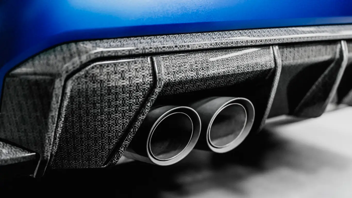 Революция в автоиндустрии: спорткары срочно меняют карбон на лен