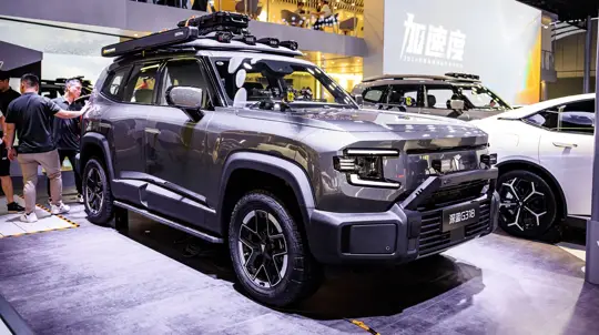 «Умный» SUV с запасом хода 146 км на электротяге: мечты россиян о замене Крузака стали реальностью