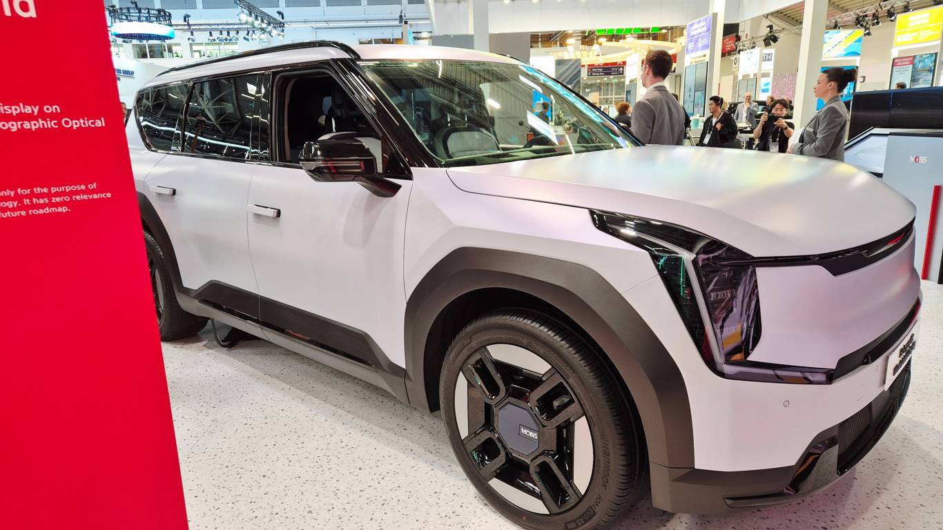 Будущее на лобовом стекле: Kia EV9 превратили в телевизор с голограммами