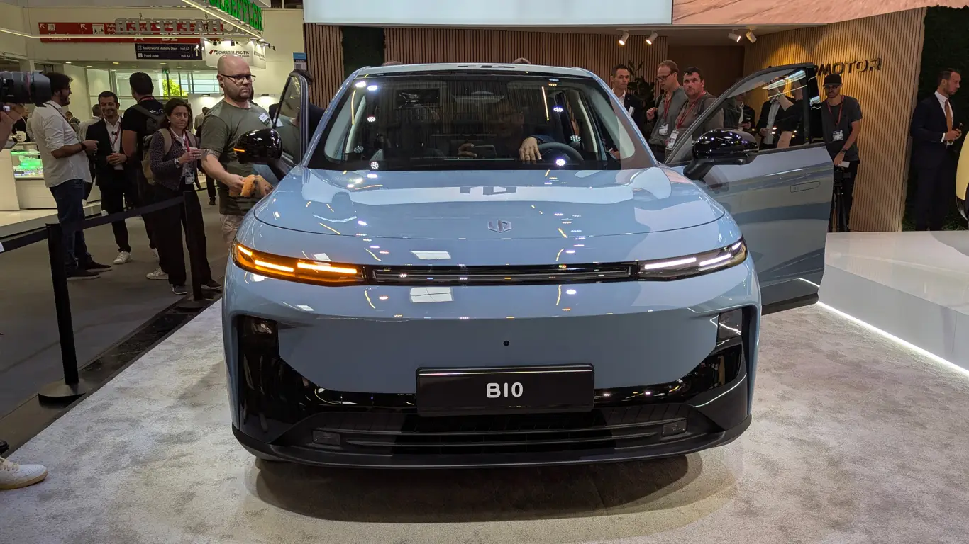 Китайский электрокросс за копейки: новый Leapmotor B10 бросает вызов ID.4 и Peugeot