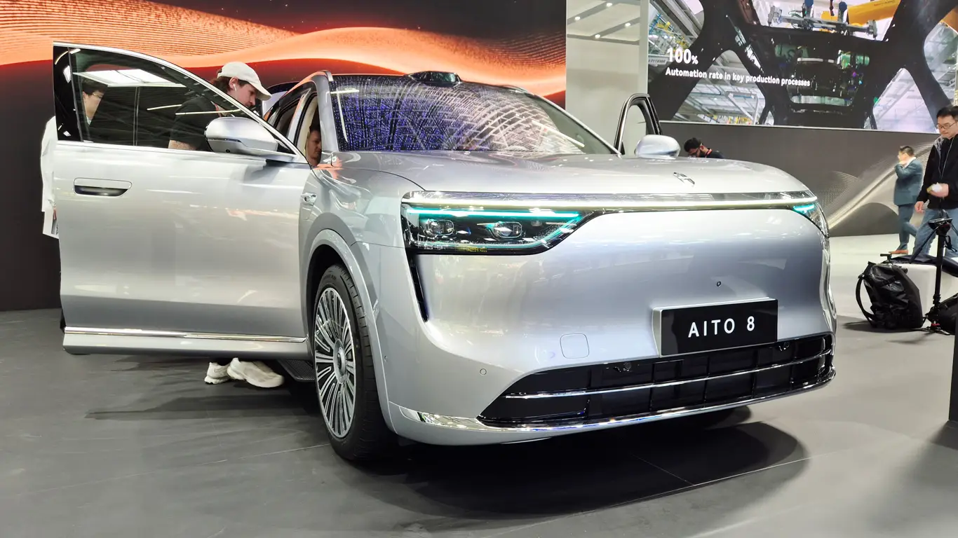 Huawei удивила Европу автомобилем с тройным экраном и премиальным салоном