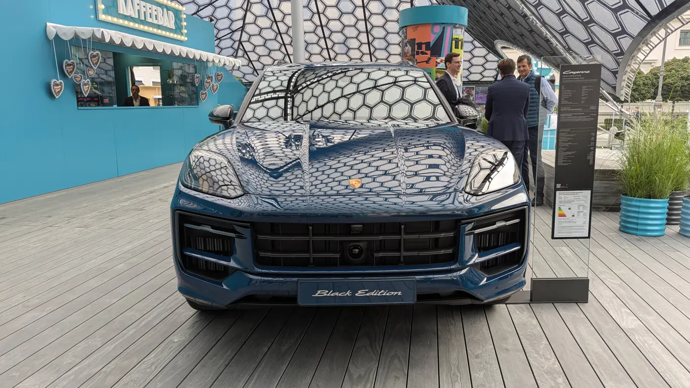 Cayenne E-Hybrid Black Edition ворвался в Мюнхен как король черного люкса