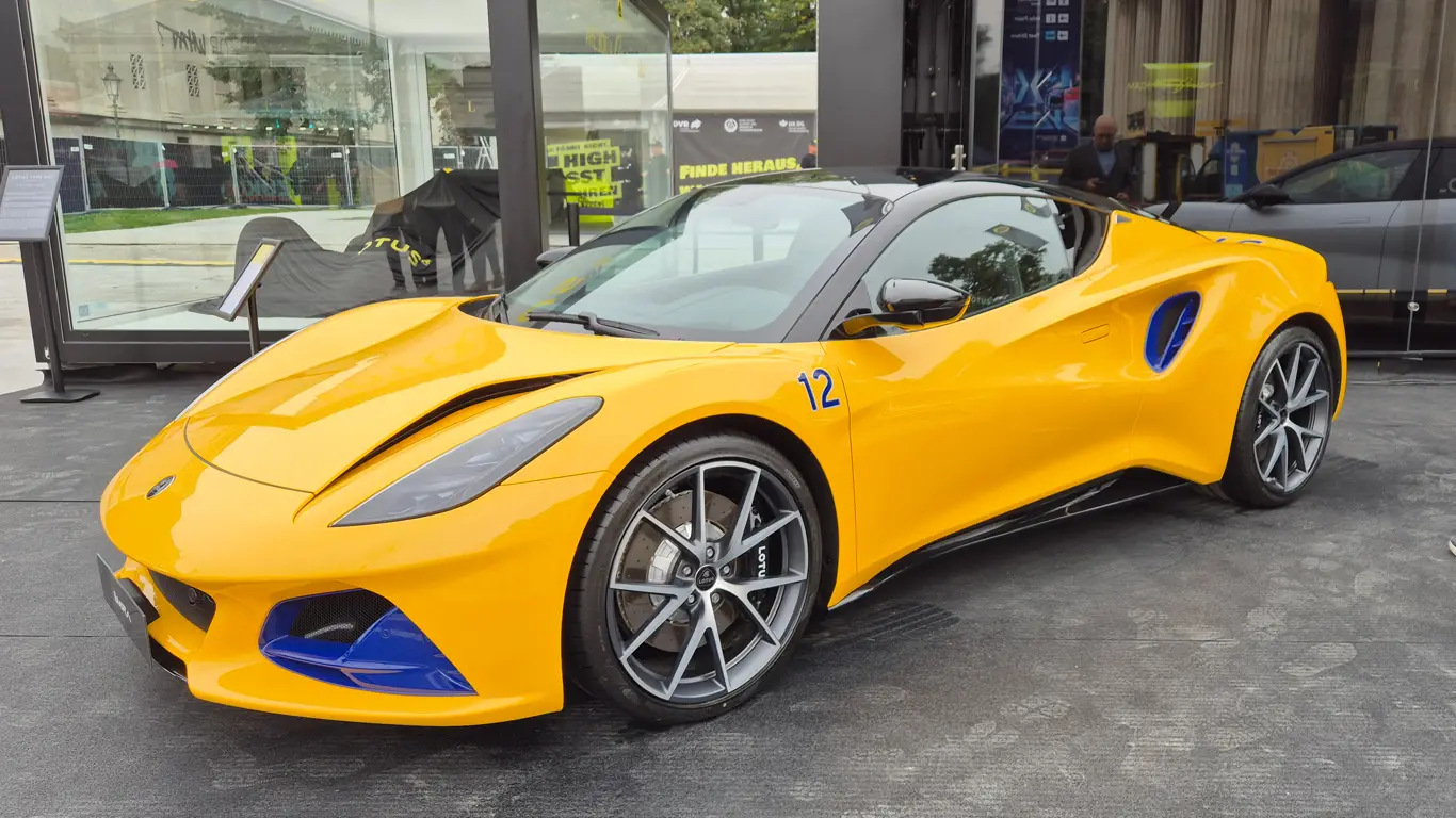 1900 лошадей и 40 млн рублей в одном месте: Lotus показал триумф скорости и технологий