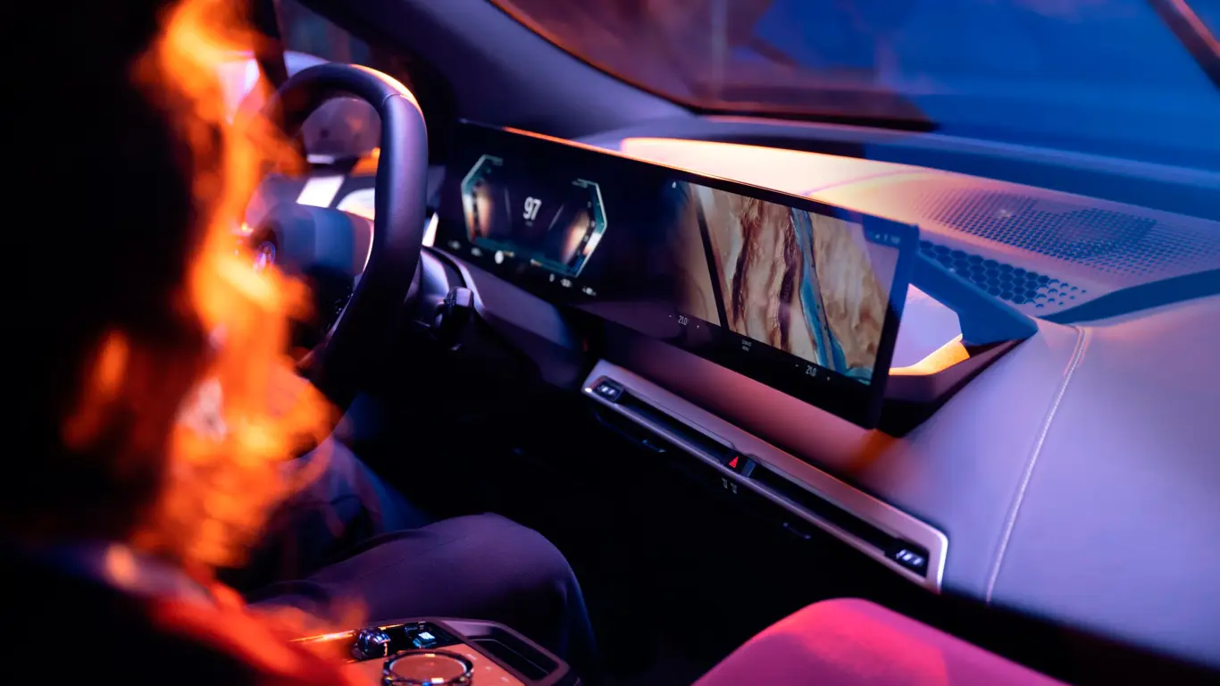 Конец скучным поездкам: в салоне BMW скоро будет больше экранов, чем кнопок