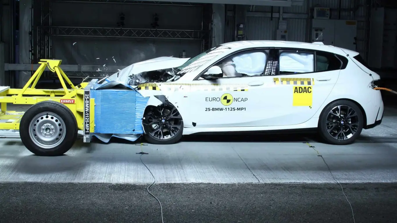 Баварцы сэкономили на безопасности: бюджетный авто бренда провалила испытания