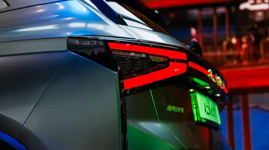 Никаких денег налогоплательщиков не жалко: АвтоВАЗ будет тратить бюджетные средства на устаревшую модель LADA