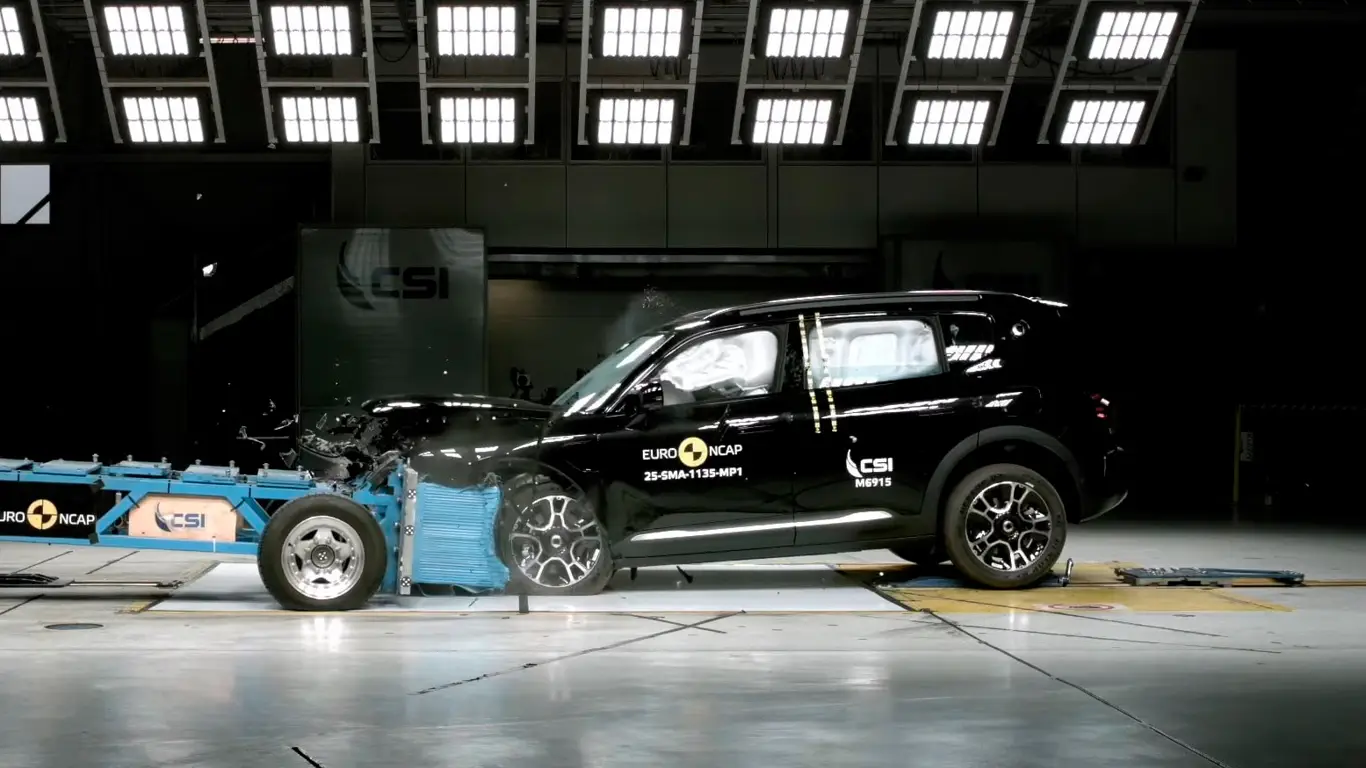 Маленький, но очень умный кроссовер разнес конкурентов и остался цел: Европа назвала самый безопасный SUV 2025 года