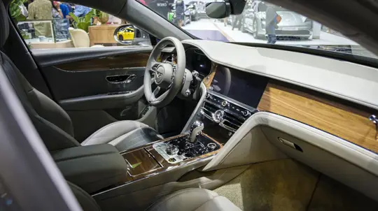 LADA Vesta оказалась не хуже Bentley и Maybach: что кроется за дешевой ценой