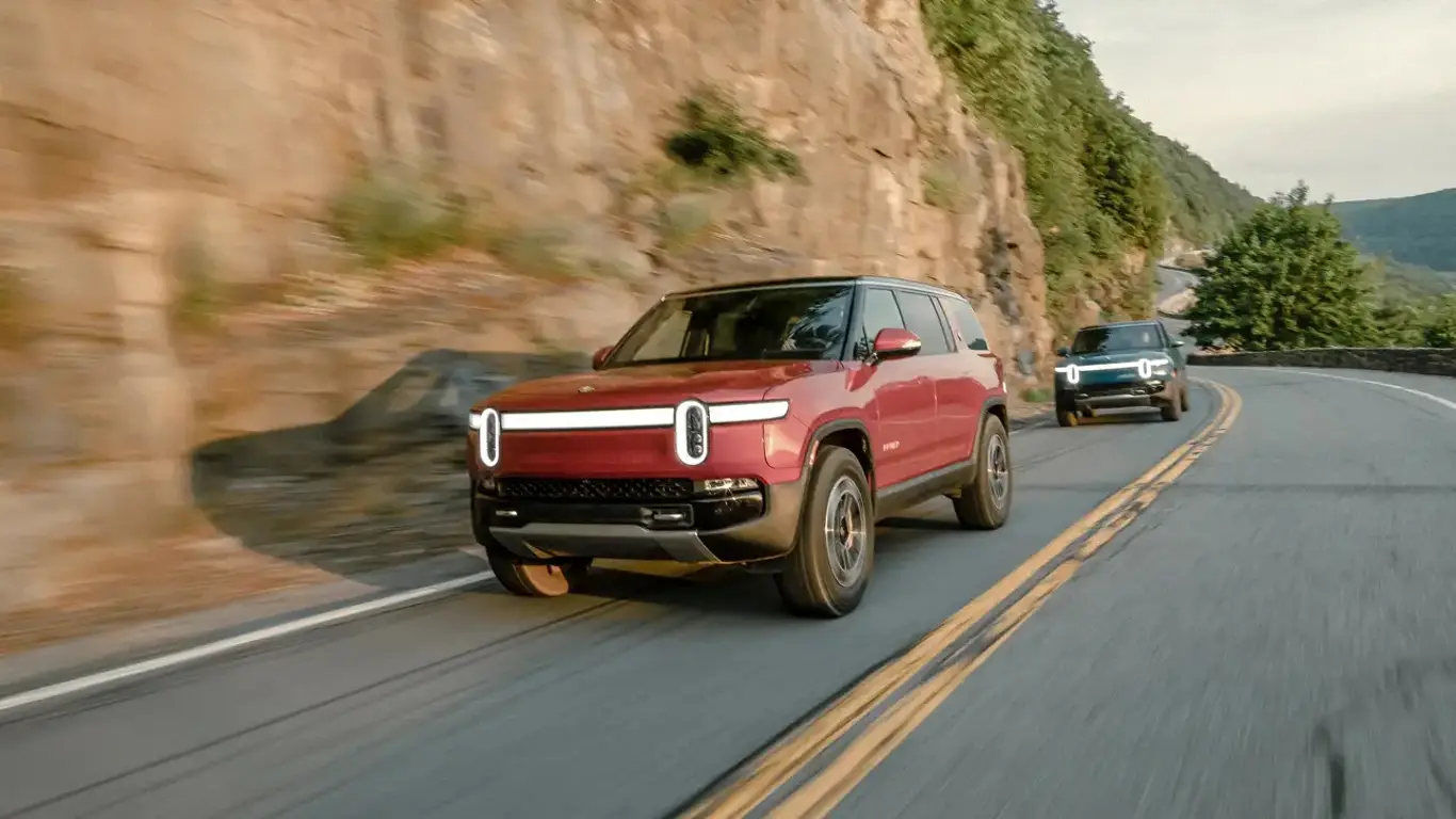 Новая крышка кузова Rivian R1T тише, быстрее и наконец-то работает