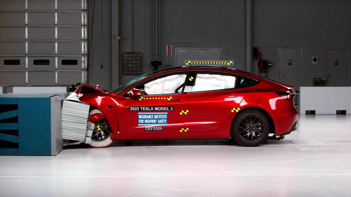 Безопасность под вопросом: Tesla Model 3 показала слабое место в краш-тестах