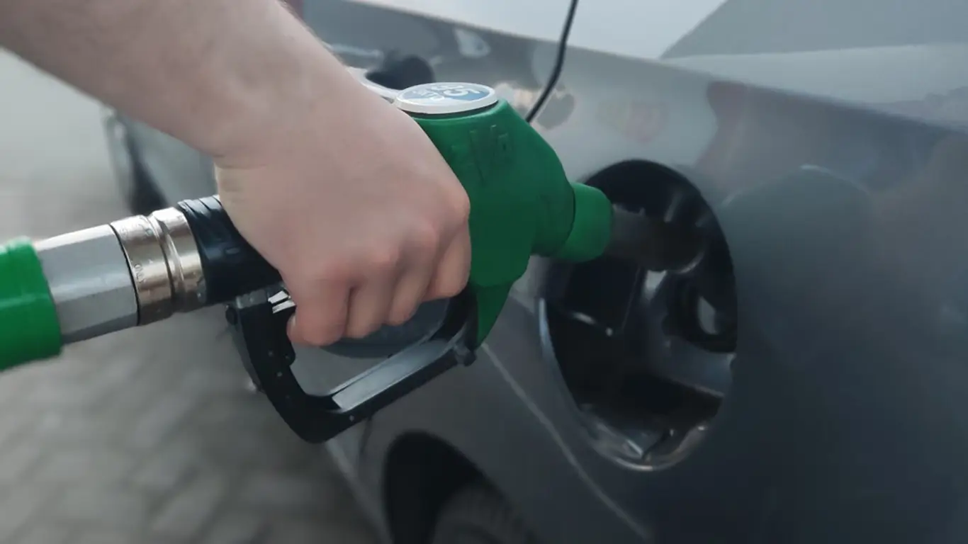 Перестраховался — потерял деньги: все водители допускают эту ошибку на АЗС