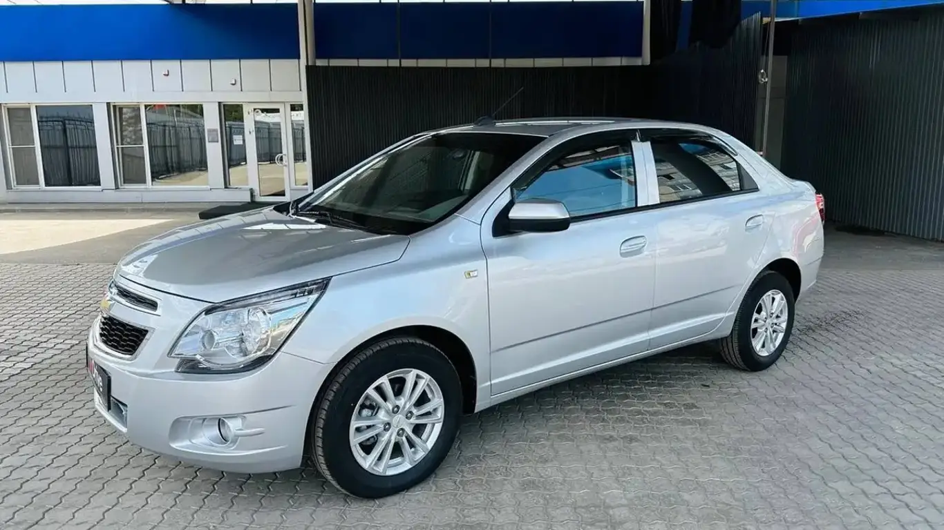 Бюджетный седан стал еще экономичнее: ждем в России конкурента LADA Granta