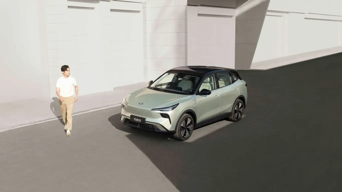 Просторный салон и зарядка раз в неделю: китайцы обновили свою кросс, пытаясь закрепиться на рынке