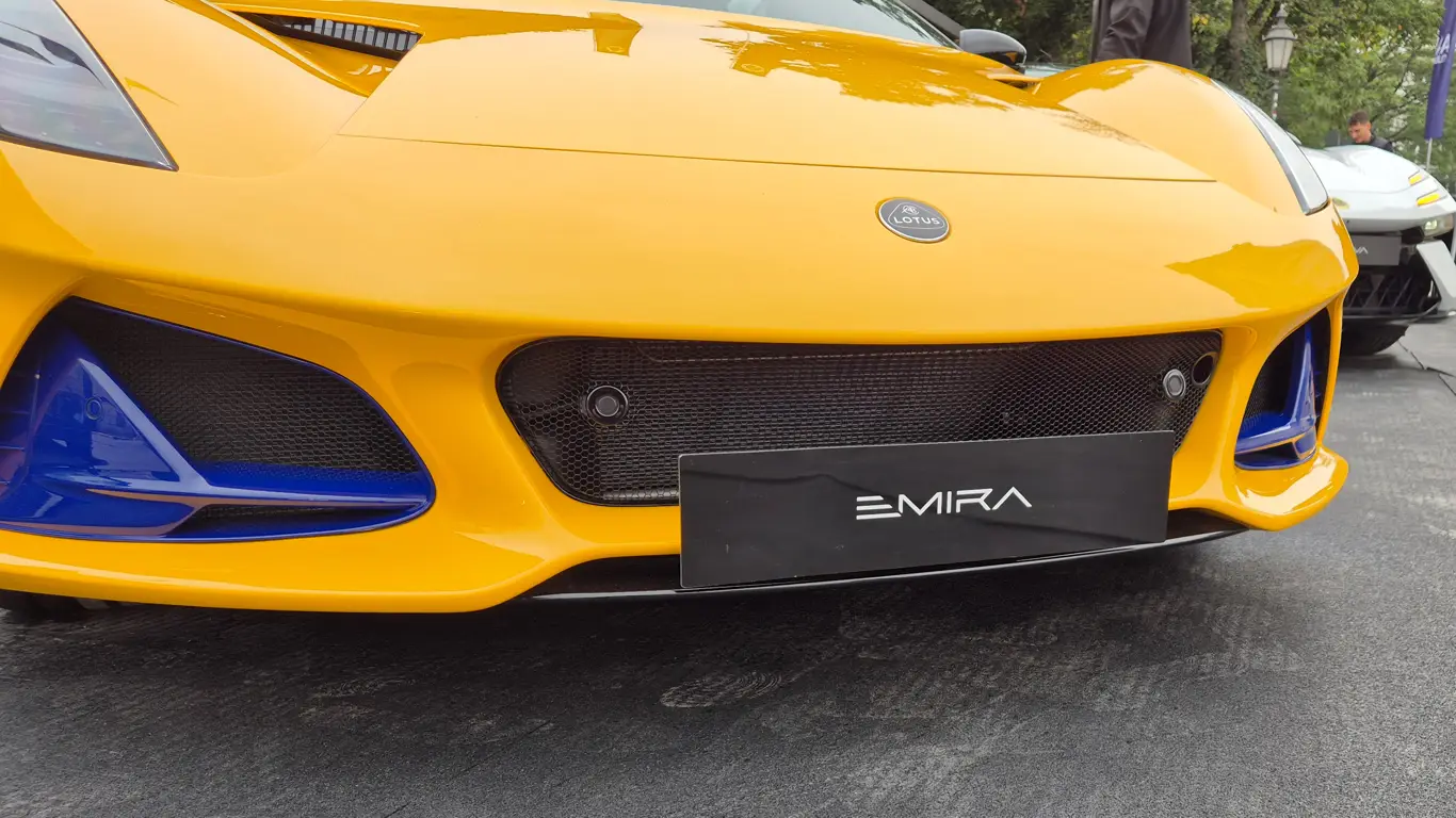 Последний бензиновый Lotus сдался — Emira переходит на розетку