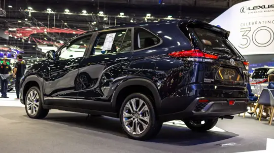 Гибриды спасают статистику: Toyota снова в плюсе, даже с учетом падения на родине