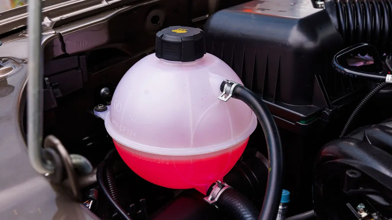 Вода — смертельный враг автомобиля и Вашего кошелька: в каких случаях ее можно использовать