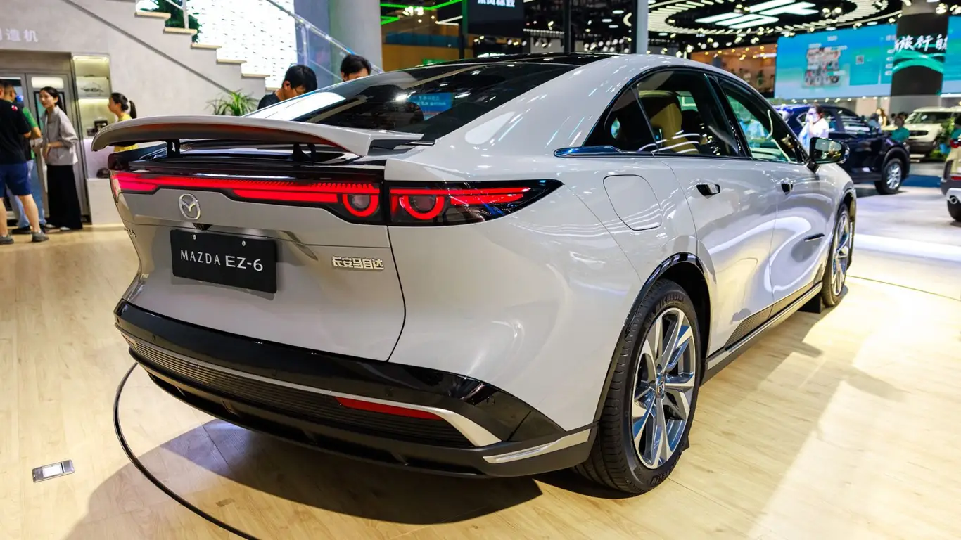 Новый этап Zoom-Zoom: японский бренд станет еще экологичнее в производстве своих машин