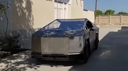 Как тебе такое, Илон Маск? В Таджикистане собрали первую Tesla Cybertruck без участия американцев