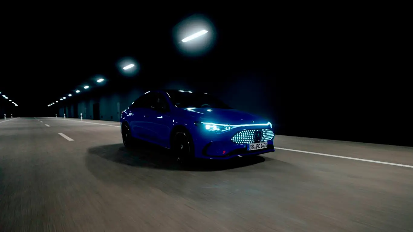 Mercedes превращает ночь в день, вкладывая миллионы в свет