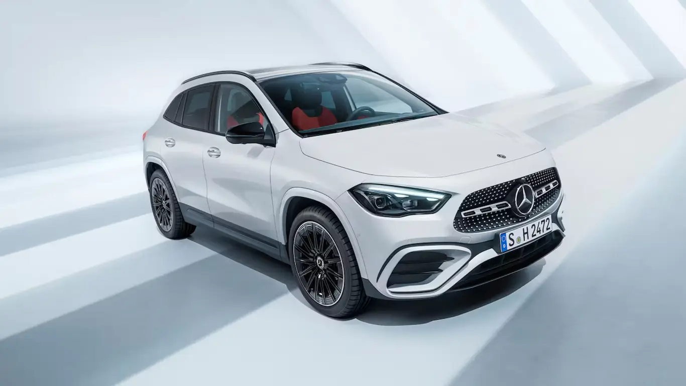 Mercedes GLA нового поколения показал лицо: кроссовер меняется до неузнаваемости