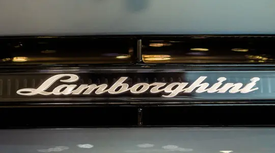 Lamborghini Urus обошёл Rolls-Royce: в России новый лидер среди люкса