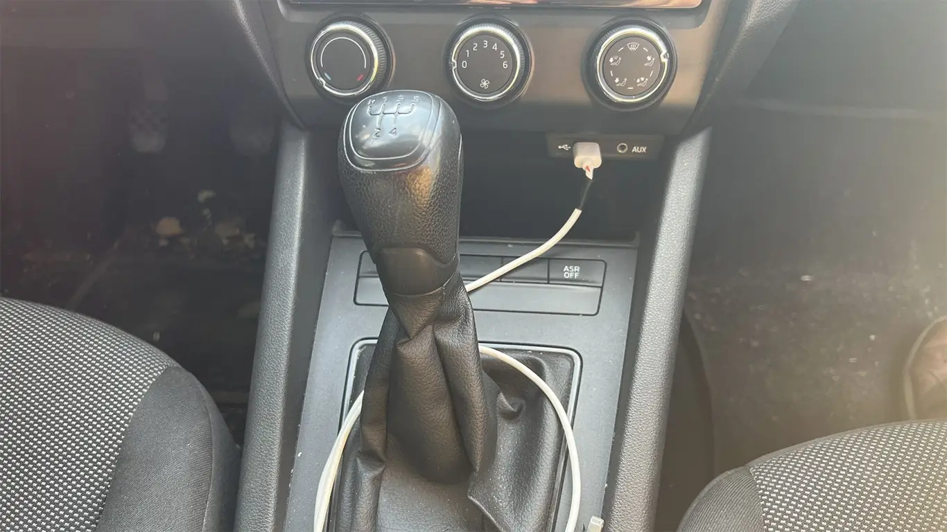 Пережиток прошлого или необходимый прием? Водителям рассказали, когда нужно понижать передачи