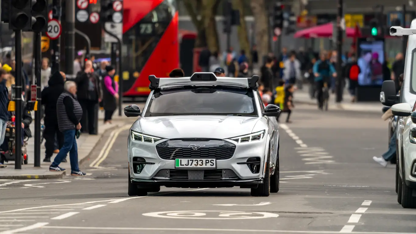 Waymo запускает новое такси в Европе: водитель не спорит, не опаздывает, не нарушает и не слушает шансон