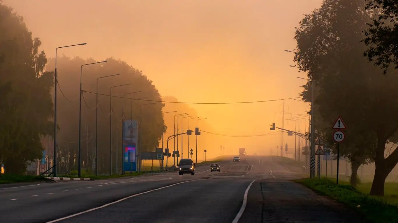 Видимость ноль, иду по приборам: водителям в России рассказали, как не попасть в ДТП во время тумана