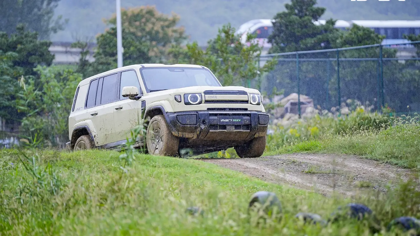 Весь мир теперь будет завидовать России: новый кроссовер для РФ испытали на мировом уровне
