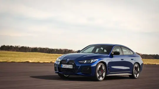 Россиян поставили перед важным выбором: два китайца или баварское купе с бешеной динамикой